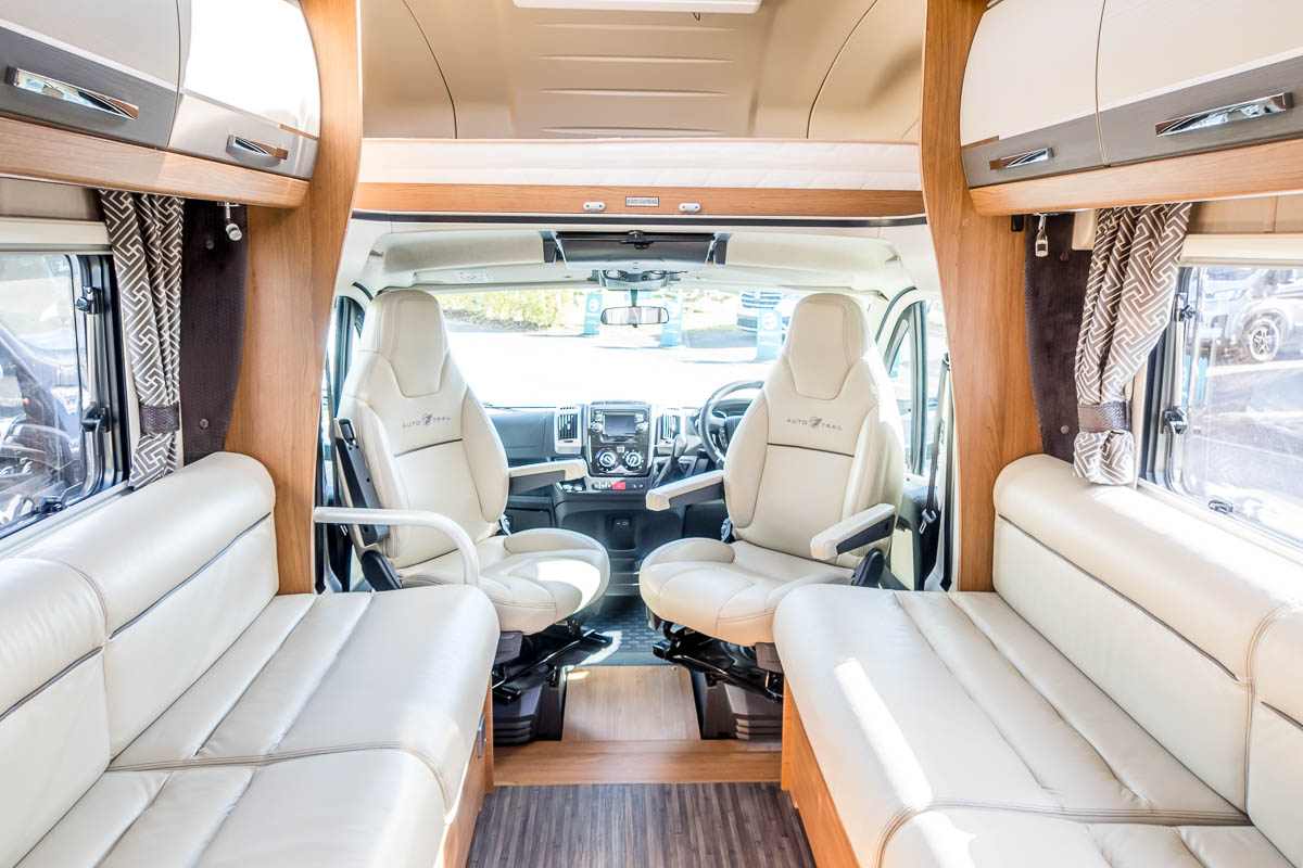738C76 08 2019 Autotrail Comanche LC19YVV