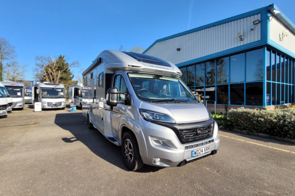 2B2DD42_01-Adria-MatrixSupreme670DL-WD24XRR.jpg
