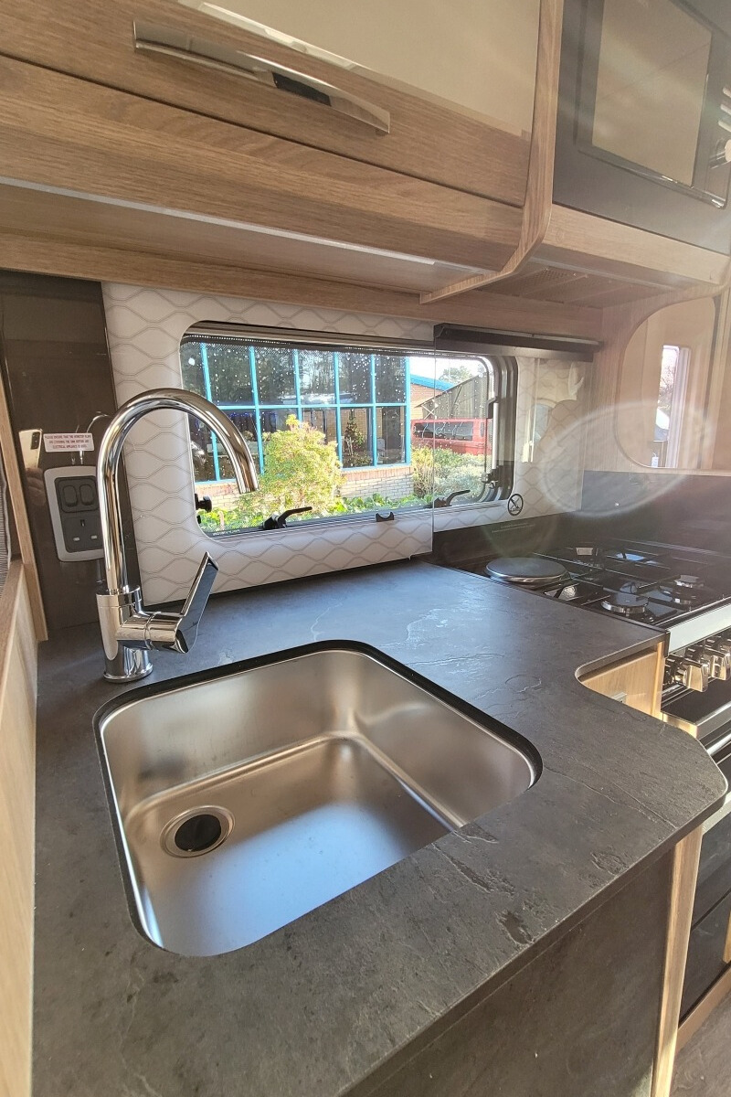 28A3316 15 Autotrail TrackerRL WJ24VHA