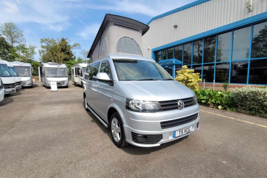 77C76E_01-Volkswagen-Uberbus-T5VCG.jpg