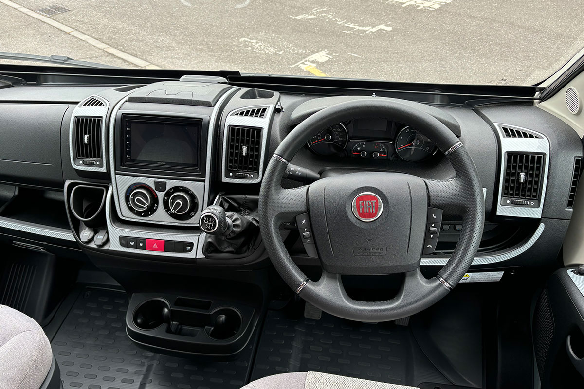 71A69A 06 2021 Rapido V65 XL 