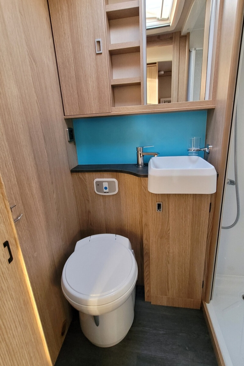 28A3316 29 Autotrail TrackerRL WJ24VHA