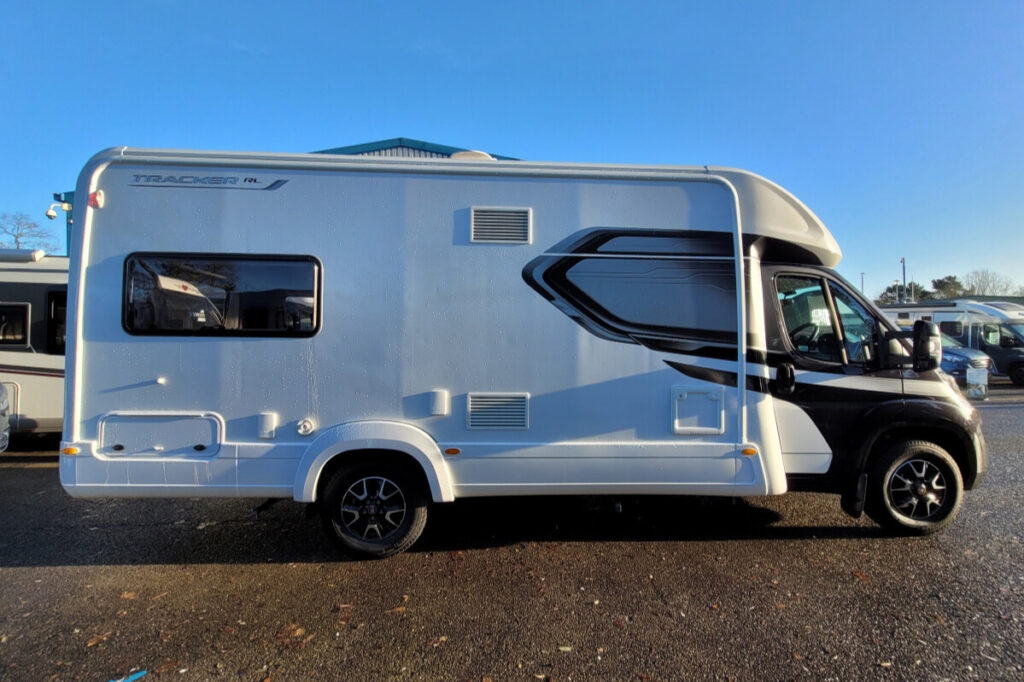 28A3316 03 Autotrail TrackerRL WJ24VHA