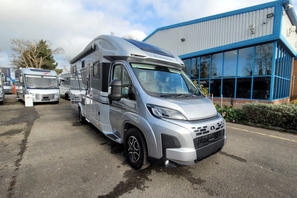 76B37E_01-Adria-MatrixSupreme670DL-TMC33757.jpg