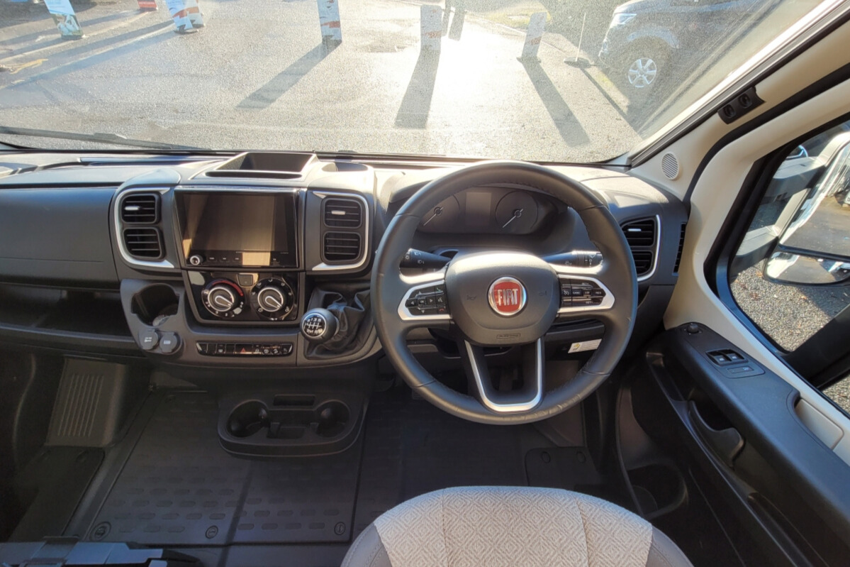 28A3316 09 Autotrail TrackerRL WJ24VHA