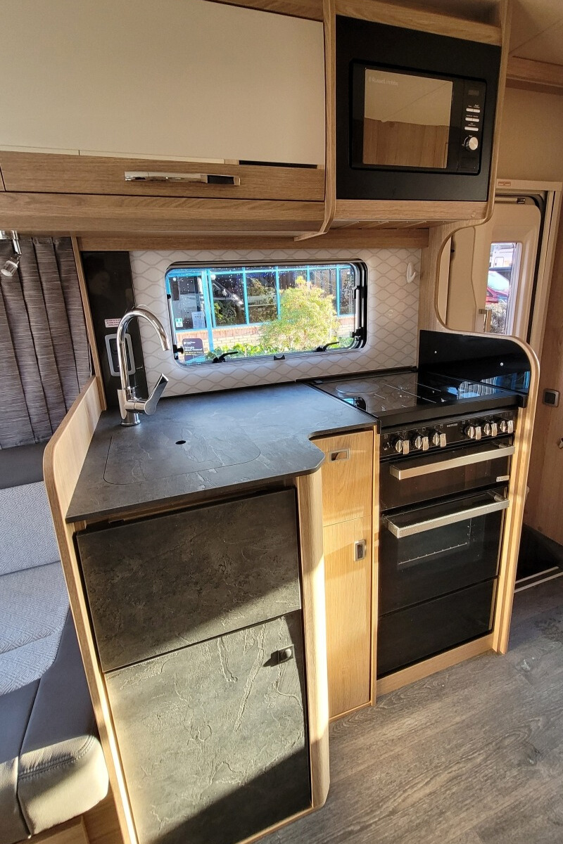 28A3316 14 Autotrail TrackerRL WJ24VHA