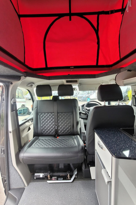77B7D2 12 Volkswagen TransporterT28 GL18LRY