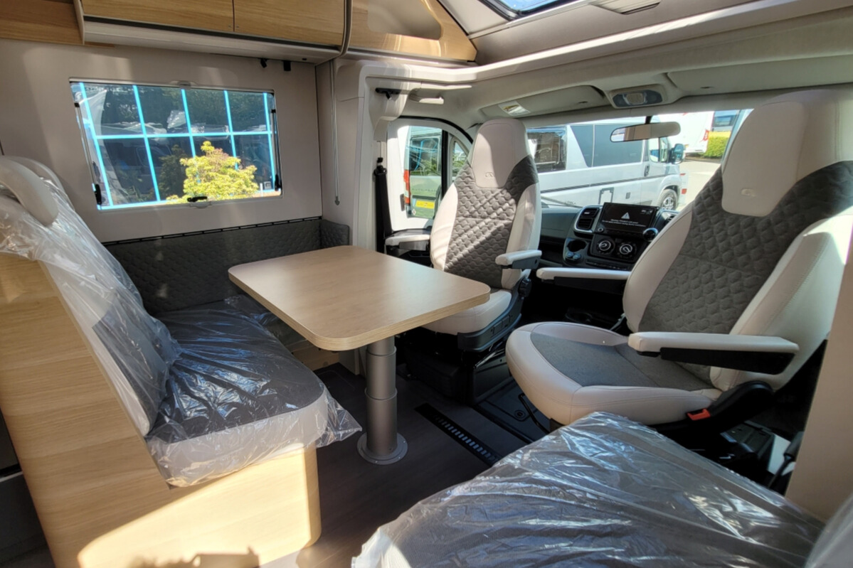 73CA7A 14 Adria Matrix670SL60th SMB08066