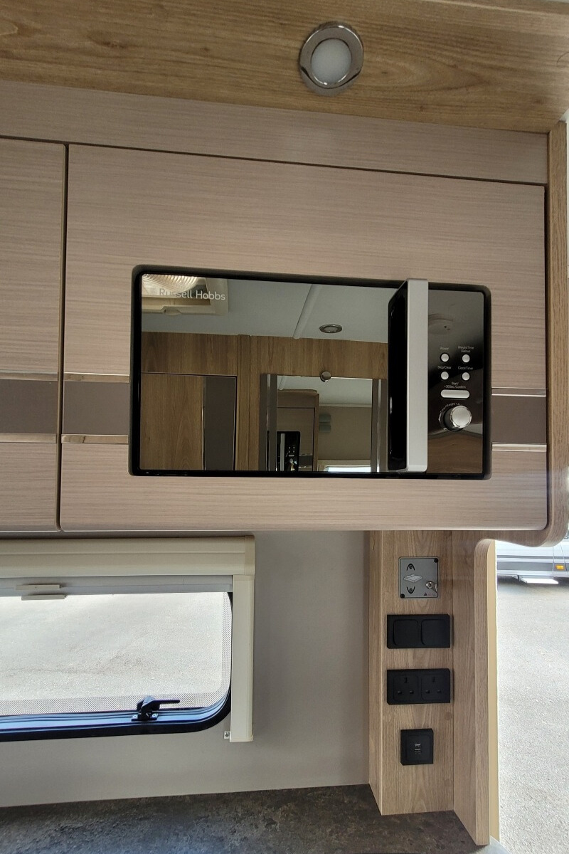 75FFB6 24 Elddis Evolution196 FX68XAF