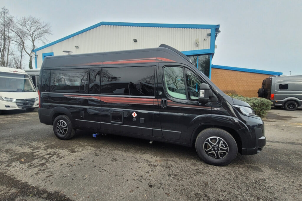 76727A 02 Autotrail VLine610Sport SG064034