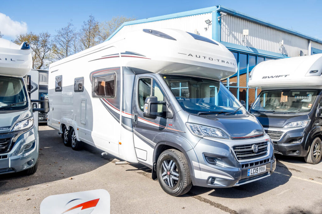 738C76_01-2019-autotrail-comanche-LC19YVV.jpg
