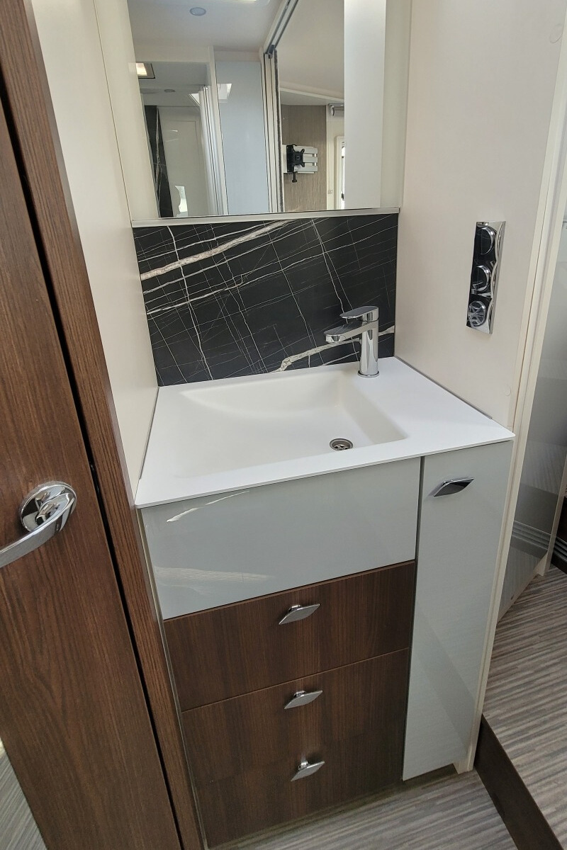 29490E6 33 Burstner EleganceI920G WR73VSY