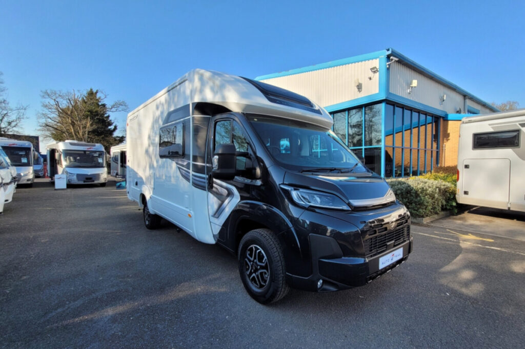 2BA1112_01-Autotrail-Imala736G-SMC21447.jpg